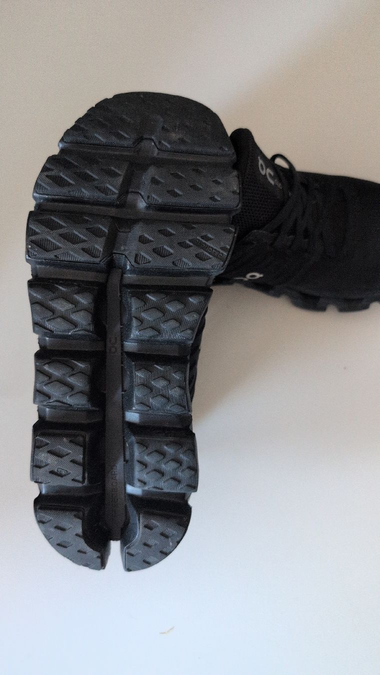On Scarpe da donna: Chaussures de sport On Cloud noires, taille 38.5 – Nuovo (secondo la descrizione) da Courchapoix venduto da Balk 1