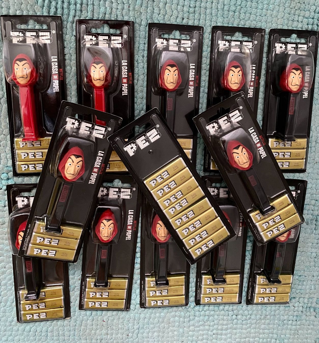 Pez Statuette: Pez Money Heist kompl. Set – Nuovo e nell'imballaggio originale da Laupen ZH venduto da spardonald007