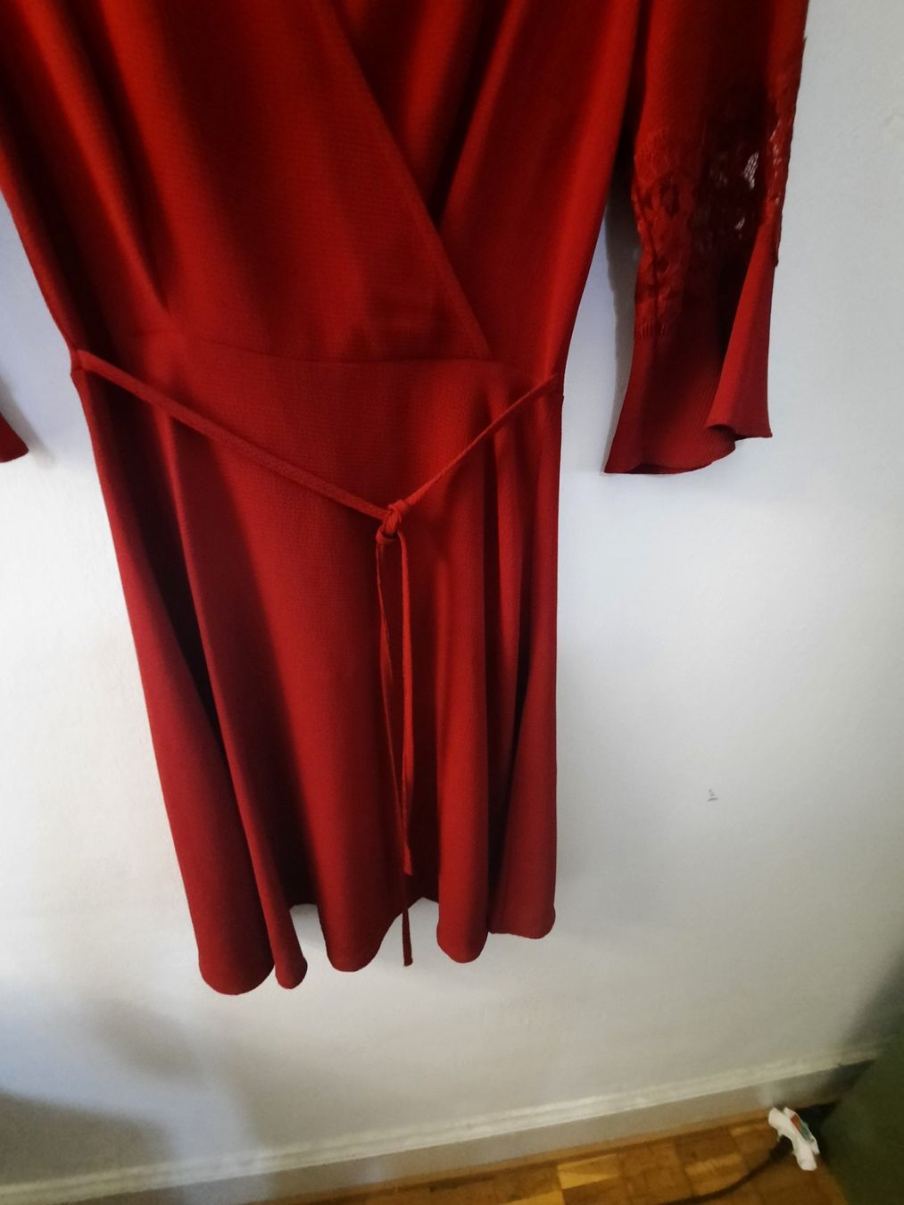 Vestiti: Weinrotes Kleid kurz – Usato da Zürich venduto da ONVA-RE-USE 4