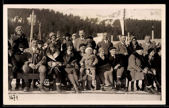 Cartoline postali: Foto-AK Arosa, Gruppenbild auf der Eisbahn – Usato da Berlin venduto da bartko-reher