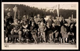 Foto-AK Arosa, Gruppenbild auf der Eisbahn