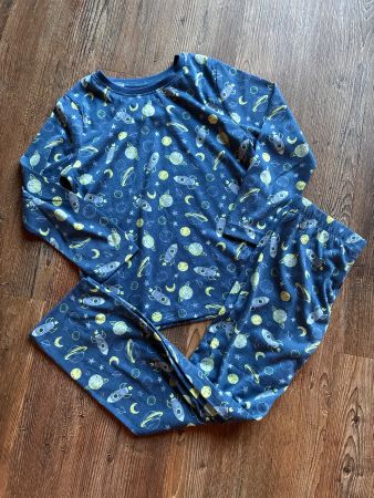 Schönes Pyjama Gr. 134/140, Neu