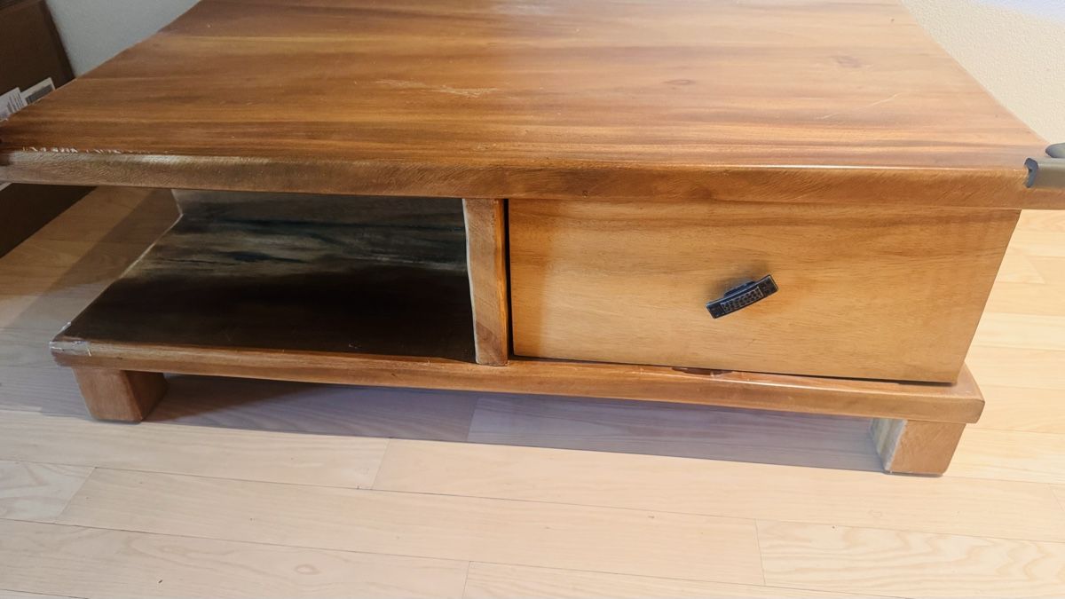 Tavoli da trucco: Solid Wood Coffee Table with Drawer—Stylish Living! – Usato da Winterthur venduto da Kri_2k9s 1