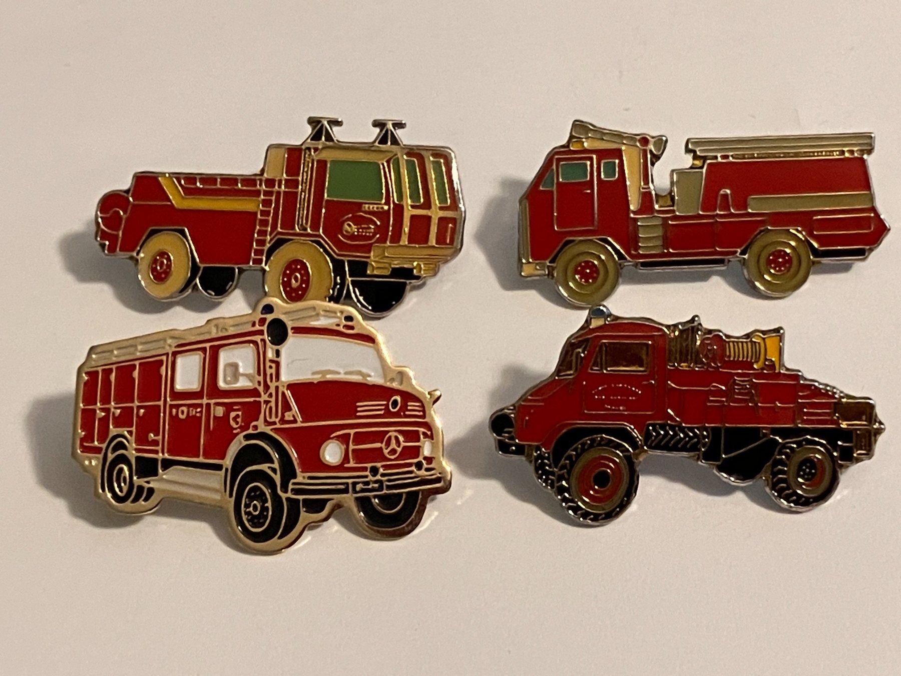 Plaketten & Abzeichen: 4 Pin Feuerwehrauto – Gebraucht aus Basel von djwwpp