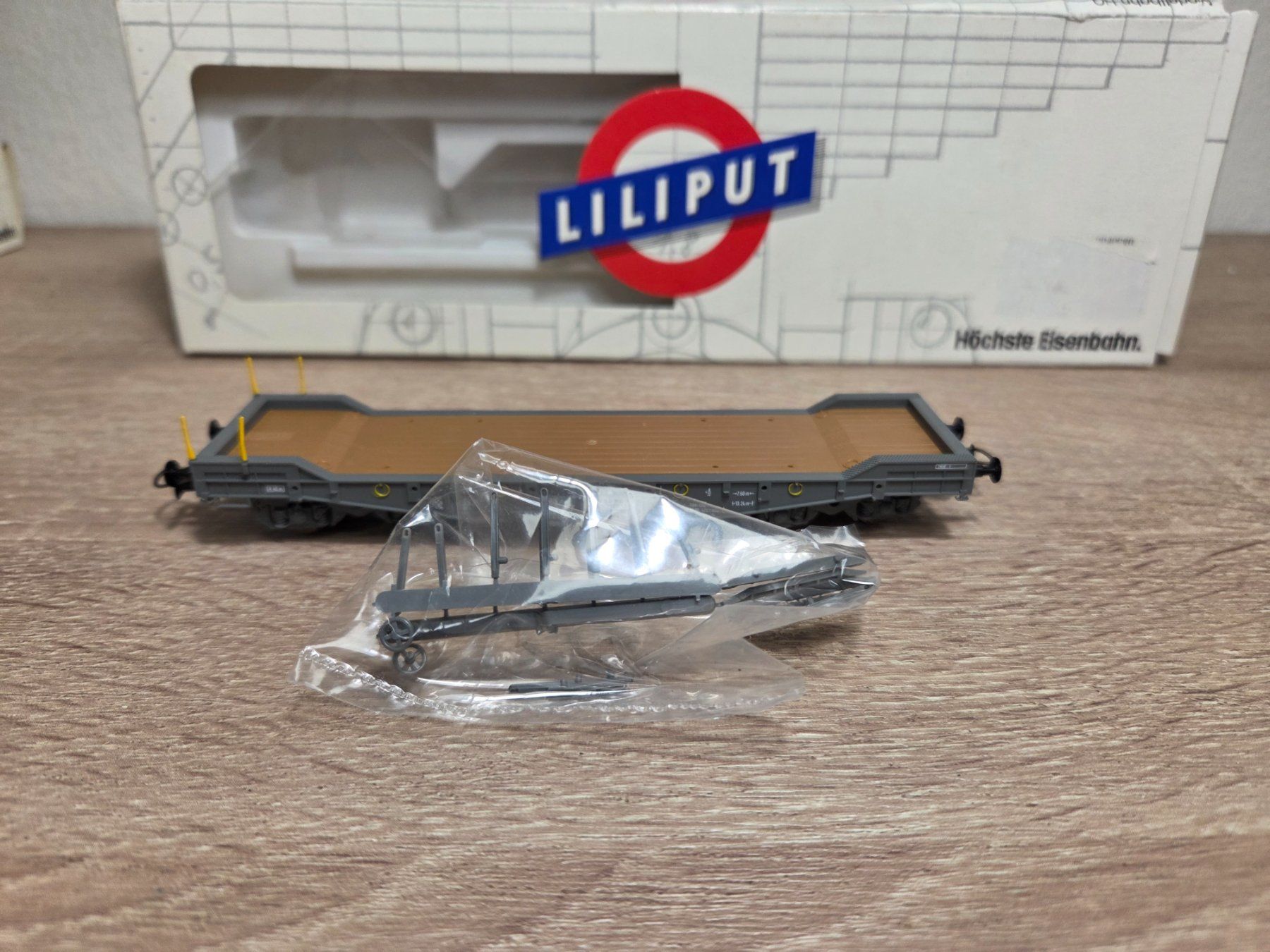 Liliput Modellini di ferrovie: Liliput 257 52 Flachwagen SBB H0 – Nuovo e nell'imballaggio originale da St-Aubin-Sauges venduto da Lo_Go 5