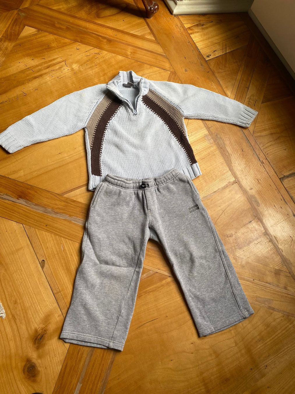 Lotti & Set di vestiti: Sporthose u. Baumwoll Pulli Gr 104 – Usato da Fribourg venduto da geraldine132