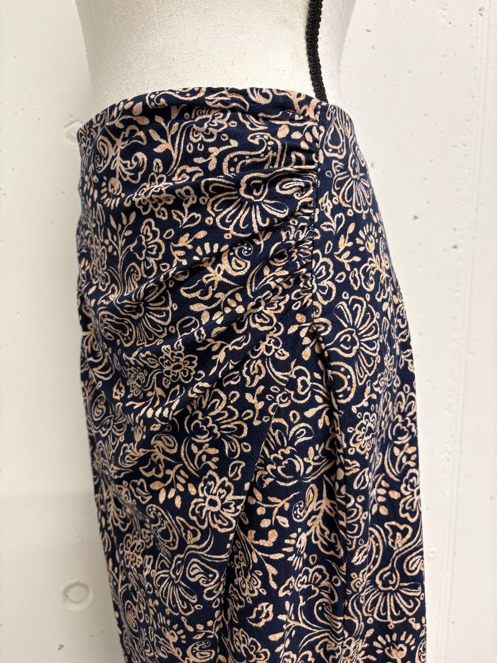 Zara Gonne: Zara Midirock mit Schlitz S gemustert blau creme – Nuovo (secondo la descrizione) da Regensdorf venduto da secondchancefashion 2