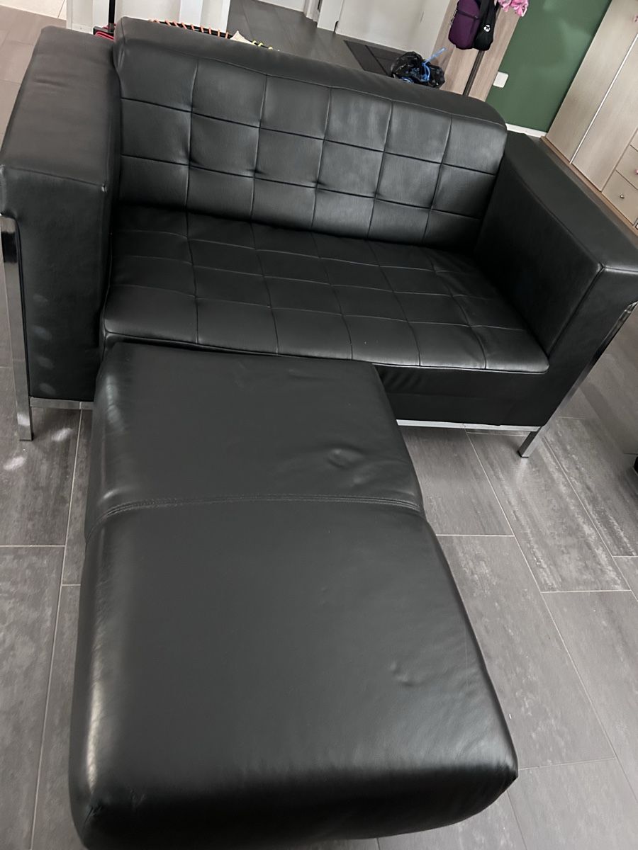 Sofas: 2er Sofa Leder schwarz mit Hocker, gebraucht – Gebraucht aus Brittnau von Laluna211 1