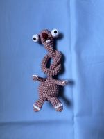 Handgemachte gehäkelte Figur mit langem Hals zum umhängen