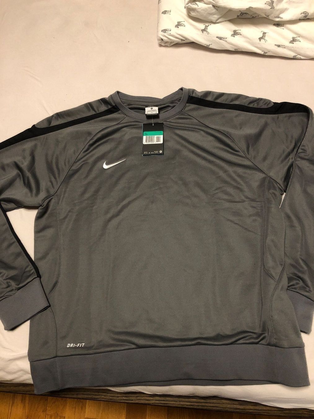 Hometrainer: Nike Traineroberteil – Nuovo e nell'imballaggio originale da Meilen venduto da marsico79