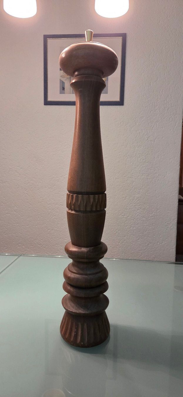 Articoli in legno: Pfeffermuehle Holz mit Schnitzerei. – Usato da Oensingen venduto da Urs0127 1