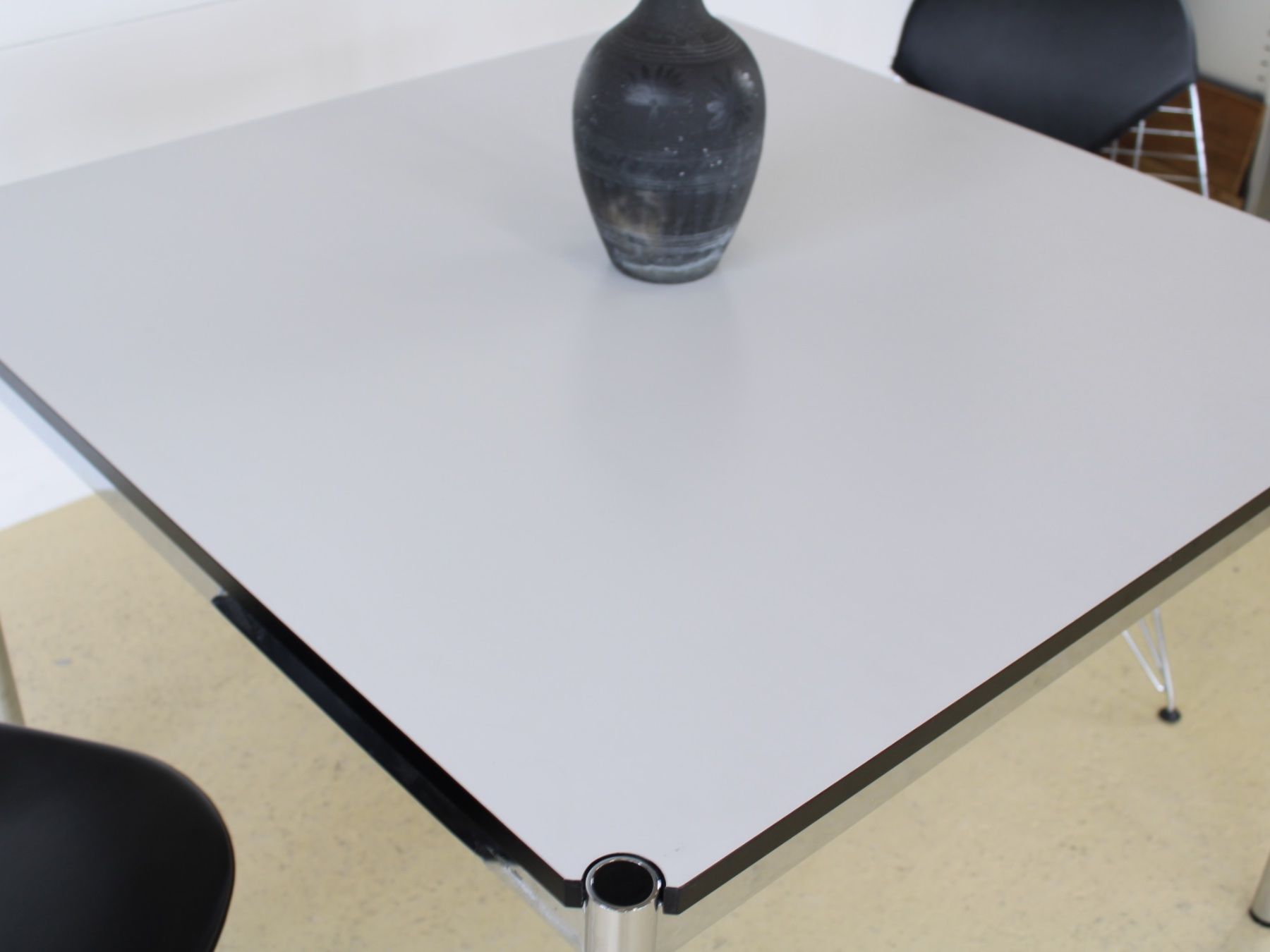 USM Scrivanie: USM Tisch (90cmx90cm) – Usato da Meinisberg venduto da atelier_TILIJA 8