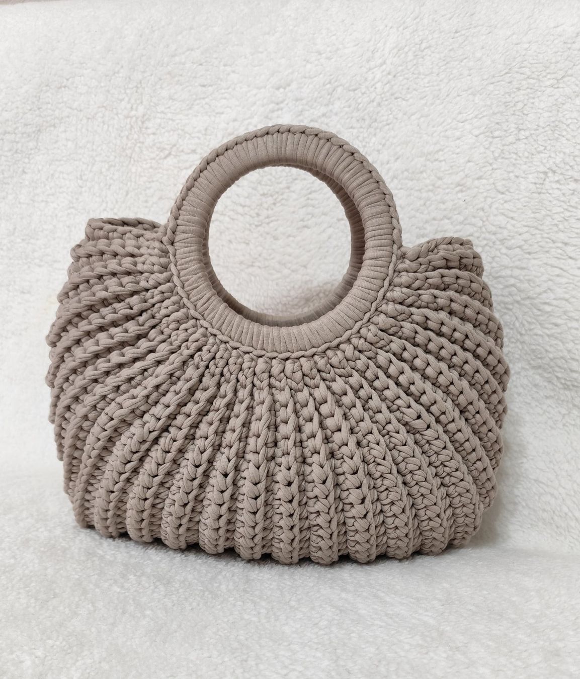 Borse da donna: Handgefertigte Häkeltasche – Nuovo (secondo la descrizione) da Kaltbrunn venduto da gurlukhandmade