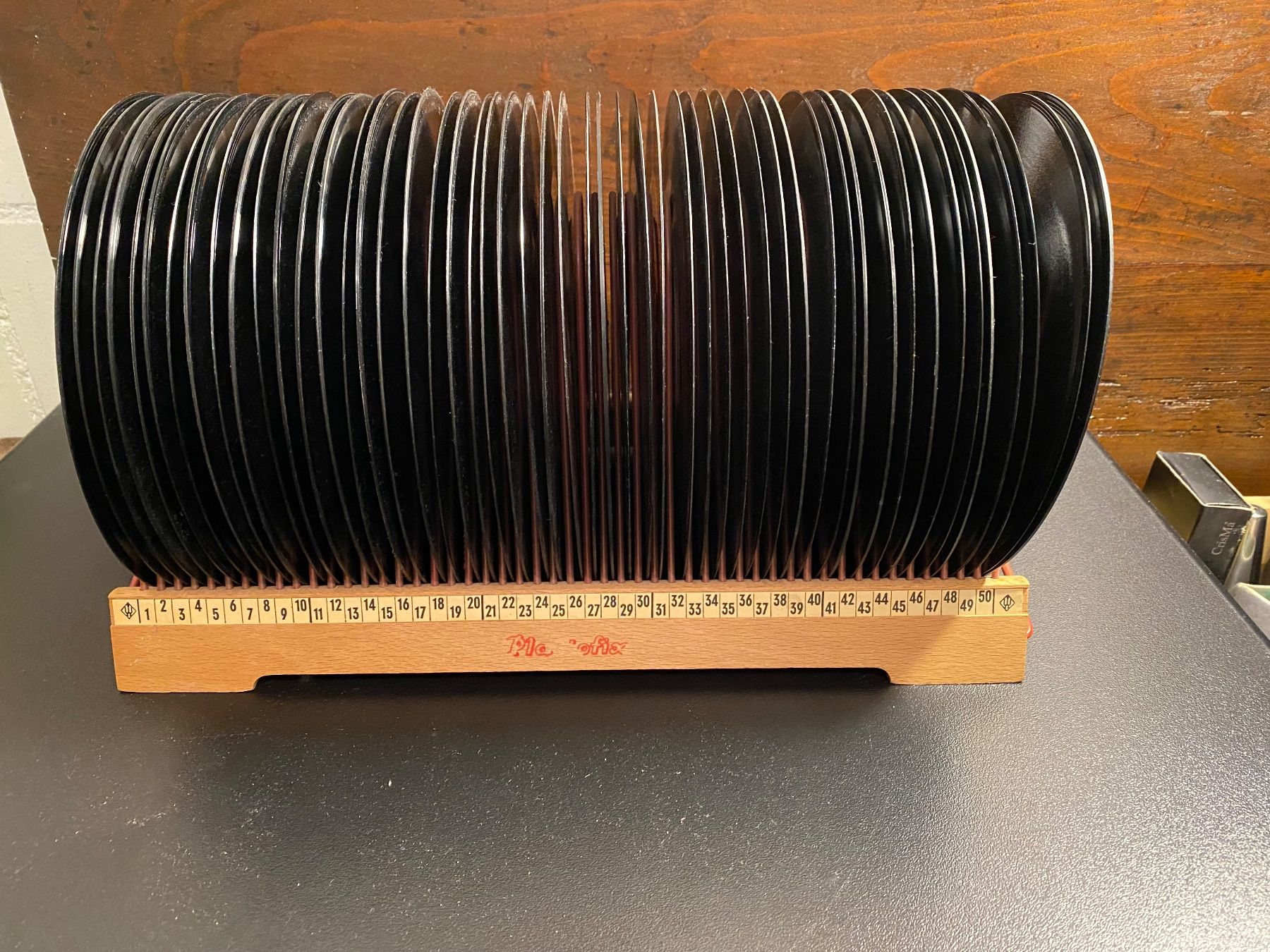 Dischi in vinile: Vintage Plattenständer mit ca. 50 Singles – Usato da Rorbas venduto da tun_m7fz 5
