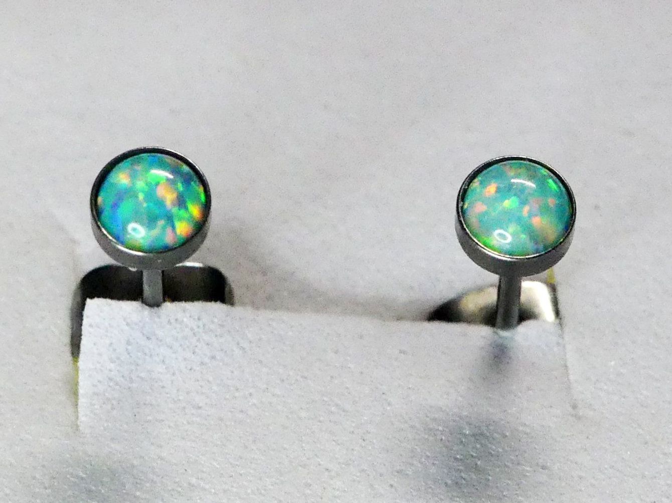 Orecchini pendenti & Orecchini a lobo: Ohrsteker aus Titanium mit Opal – Nuovo e nell'imballaggio originale da Matten b. Interlaken venduto da kero71 1