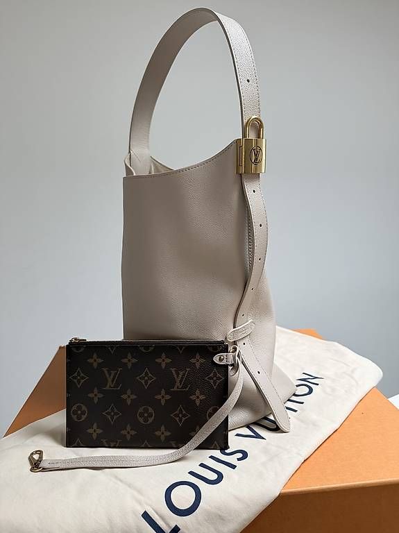 Louis Vuitton Borse da donna: Louis Vuitton Low Key Hobo Bag – Usato da Reinach BL venduto da Wardrobe-Ladies