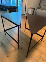 2 dreieckige Capilano-Couchtische