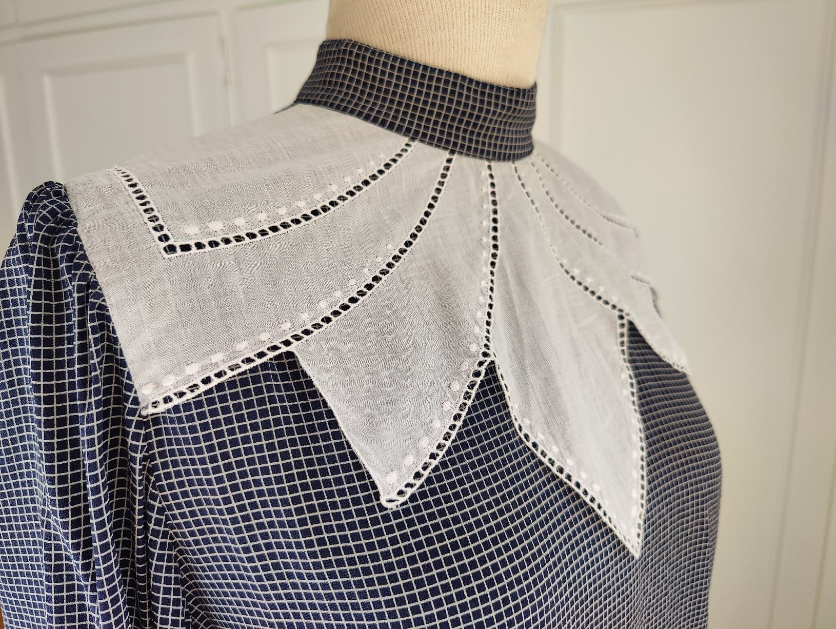 Camicette: Vintage Silk Blouse with Romantic Statement Collar – Nuovo (secondo la descrizione) da La Tour-de-Peilz venduto da dAutrefois 9