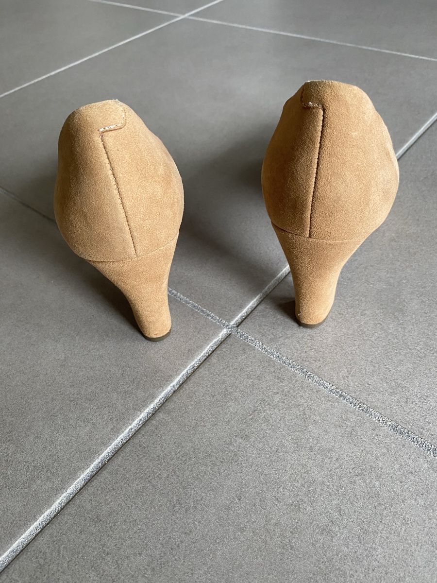 Scarpe da donna: Escarpins élégants en daim camel – Usato da Genève venduto da TheMattiBoutique 1
