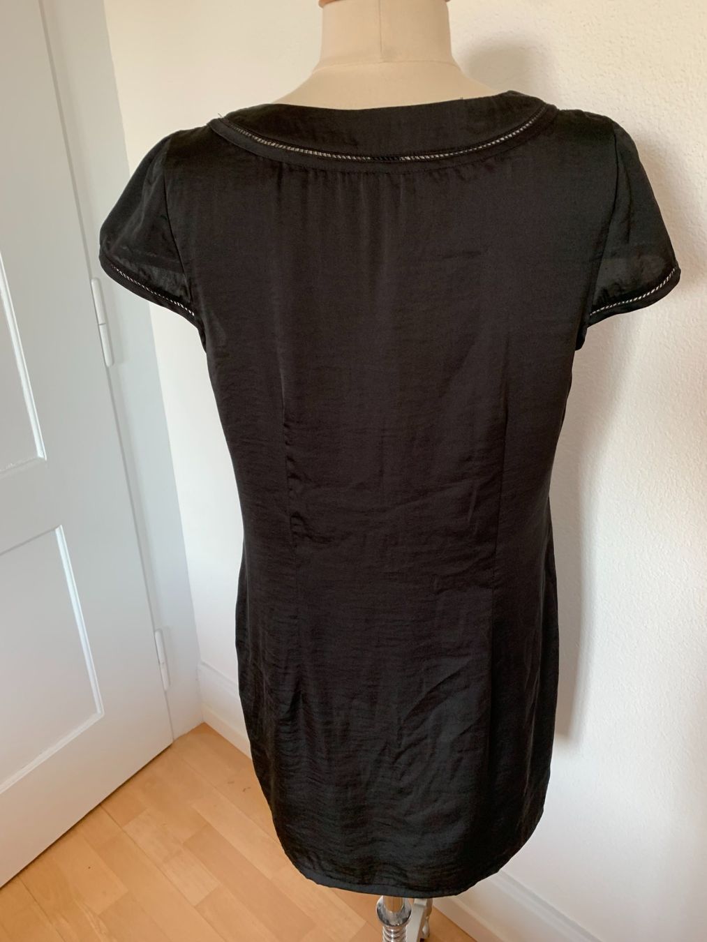 H&M Vestiti: H&M Damen Kleid, Gr. 42, Schwarz – Usato da Worb venduto da farben20zauber 1