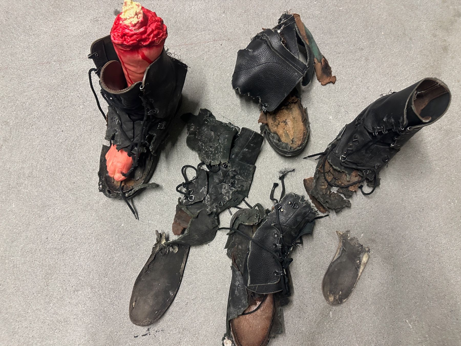 Schweizer Armee Scarpe da uomo: Schweizer Militärstiefel mit Handgranate gesprengt – Usato da Köniz venduto da Infresh8