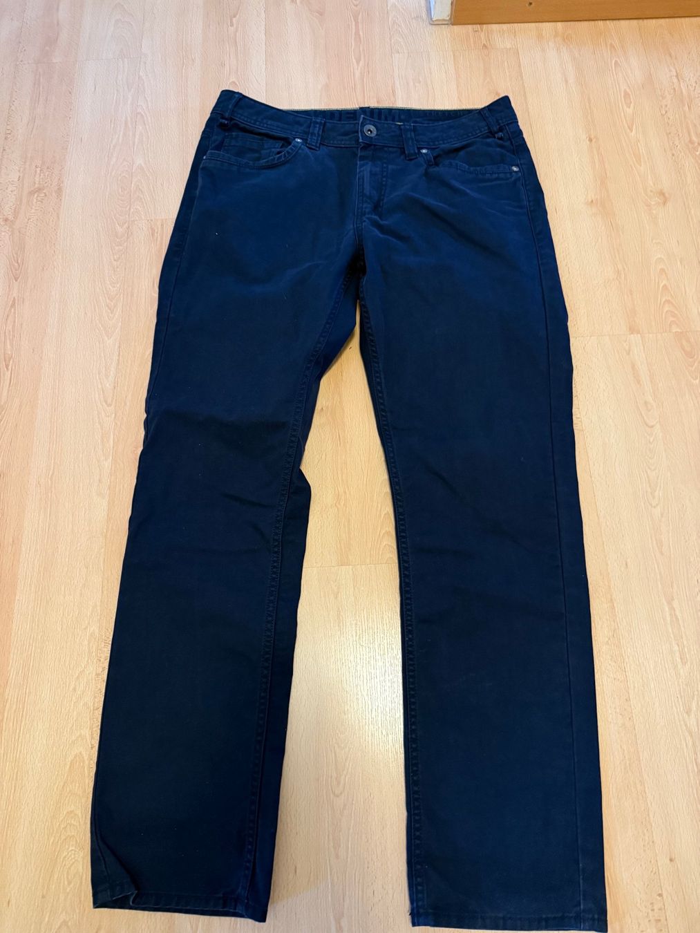 Jeans: Dunkelblaue Jeans gemäss Bild – Usato da Rafz venduto da Dasyfani