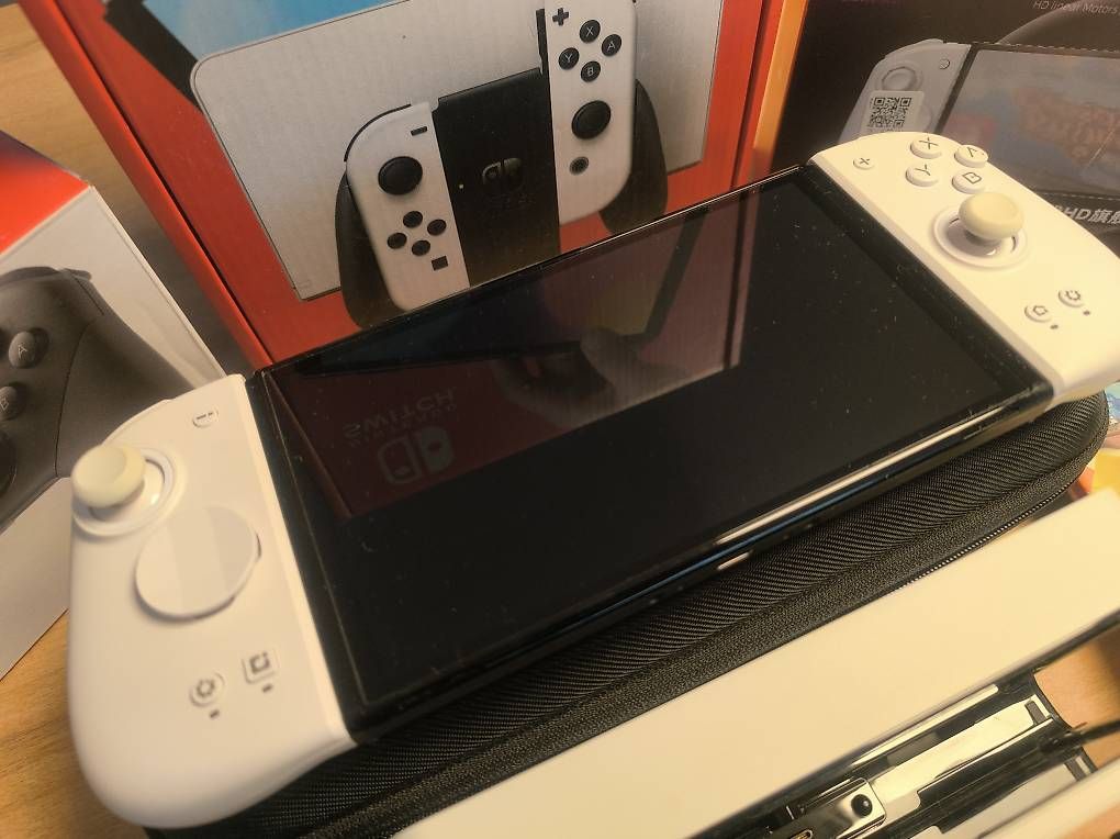Nintendo Consoles: Nintendo Switch Oled Bundle – D'occasion à Burgdorf par Glizzy 2