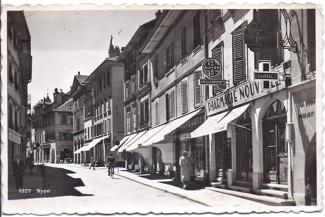 Cartoline postali: NYON, une rue avec ses magasins – Usato da Les Verrières venduto da Scampi0