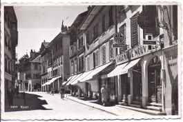 NYON, une rue avec ses magasins