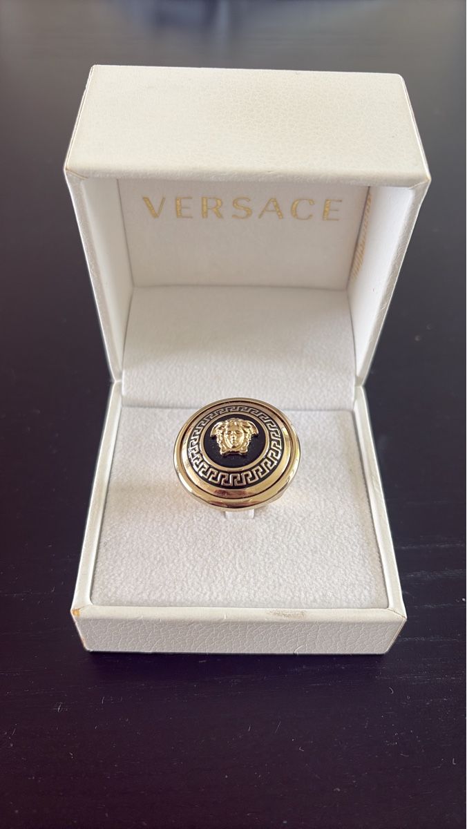 Versace Anelli: Versace Medusa Ring, mit Box - Original – Nuovo (secondo la descrizione) da Uitikon Waldegg venduto da JanicaGe