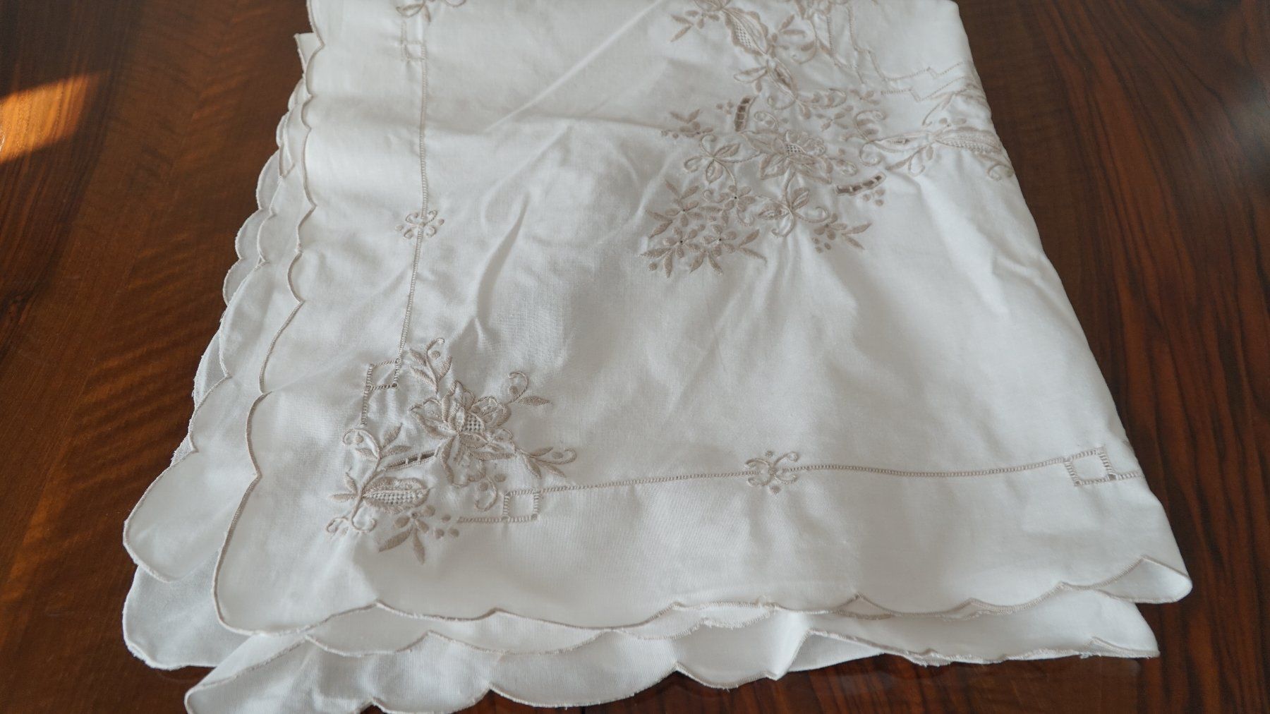 Sonstige Tischwäsche: Tischdecke 84x84cm Stickerei – Gebraucht aus Bern von Antikbatik 8