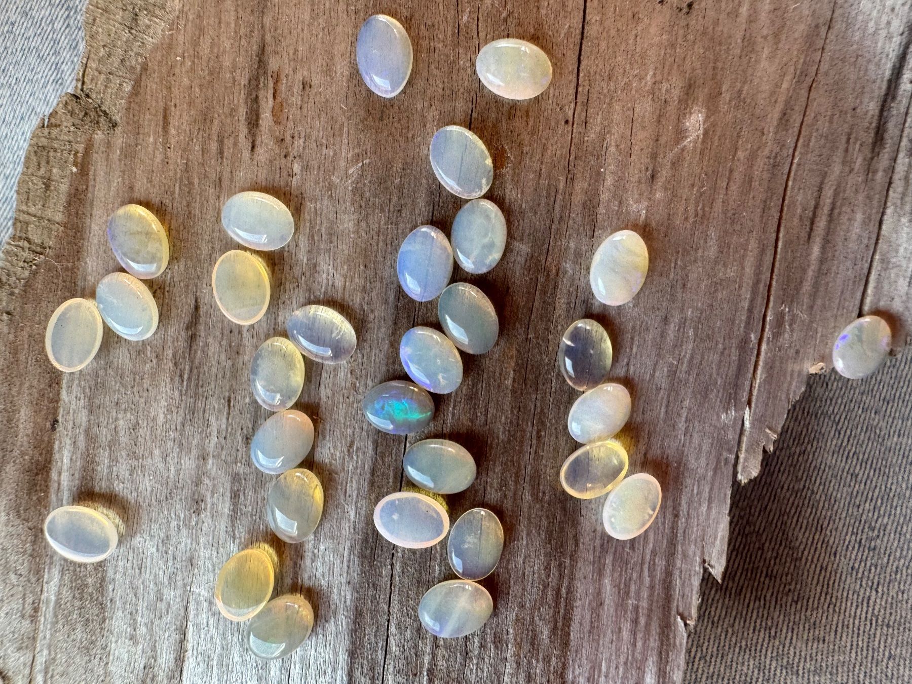 Fossili: 30 Stk  Cabochons Opal echt winzig neu   oval 5x7mm  solid – Nuovo e nell'imballaggio originale da Leuggern venduto da gemshow 8