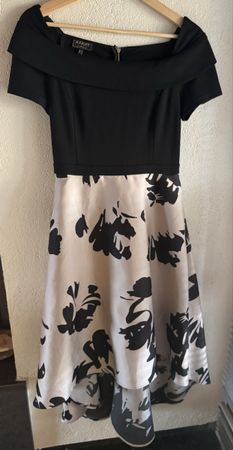 Stilvolles Kleid in Schwarz mit hellviolettem Muster – Gr. 3