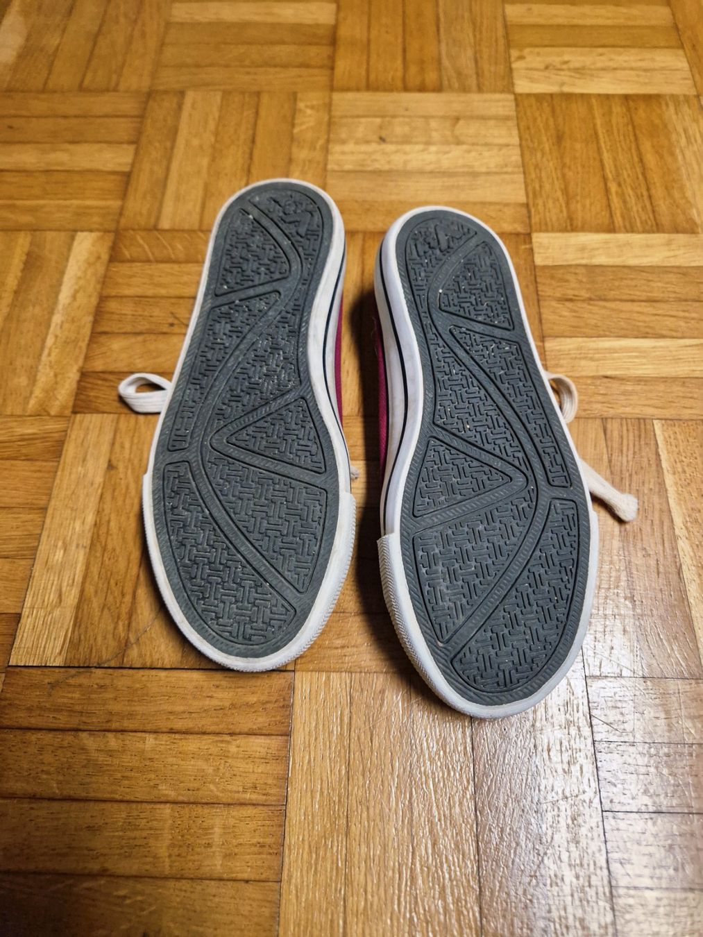 Scarpe per ragazze: Turnschuhe Grösse 32 – Usato da Stüsslingen venduto da white_angel86 2