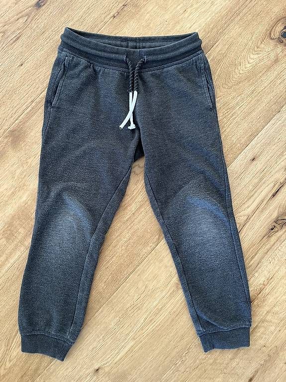Pantaloni: Trainerhose grau Gr. 122 – Usato da Oberkirch LU venduto da ocki