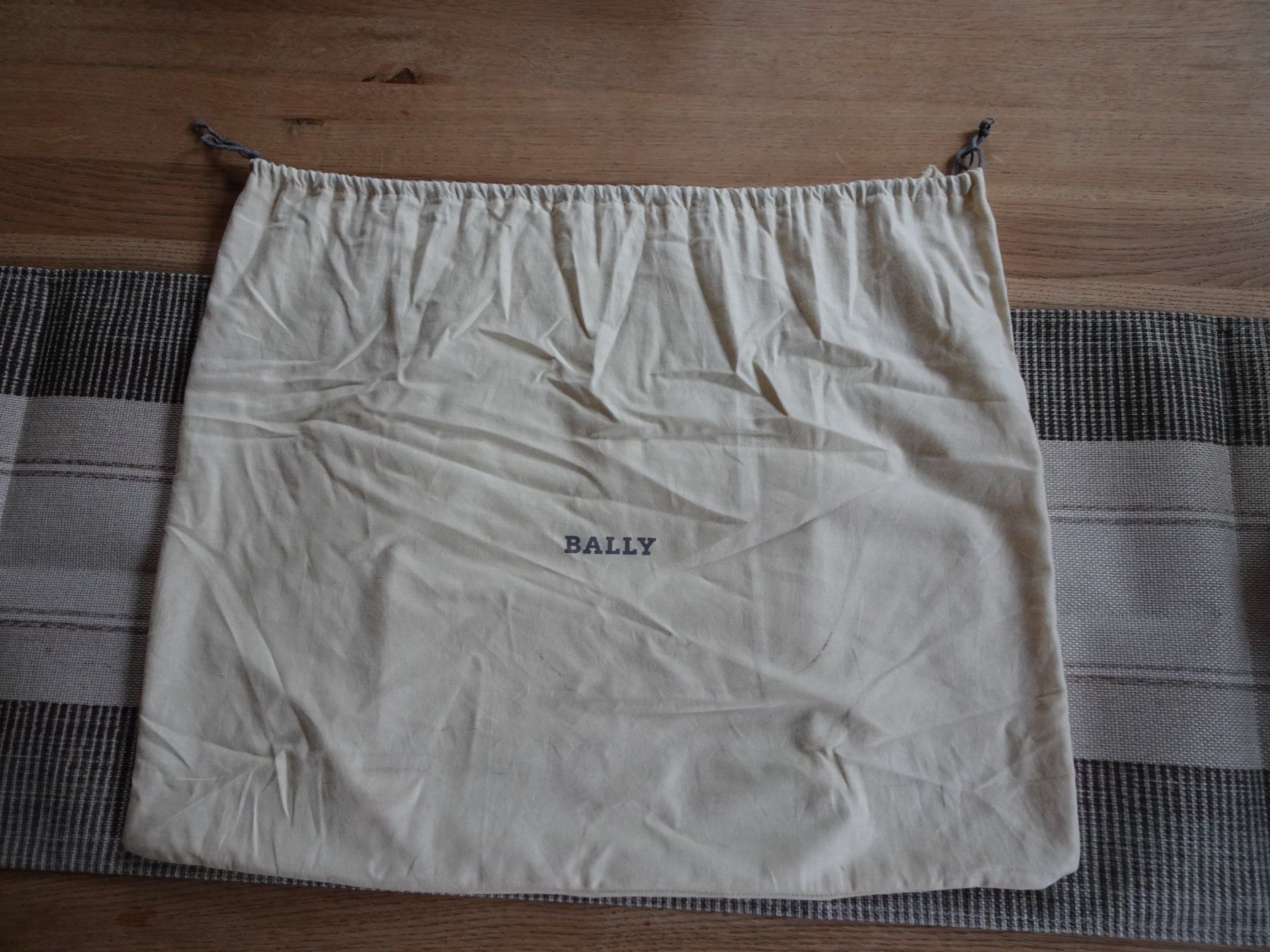 Bally Borse da donna: Hellbeiger Handtaschenbeutel Staubtasche BALLY - 260404 – Usato da Küssnacht am Rigi venduto da Schuhe-Secondhand