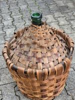Sehr alte Korbflasche ohne  Korken