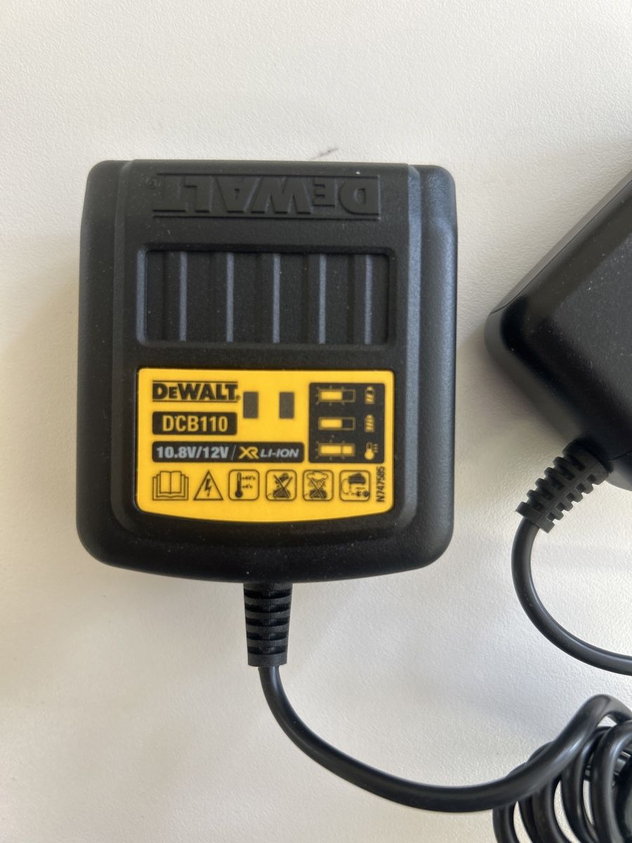 Dewalt Caricabatterie: Dewalt Ladegerät 10.8V - 12 V – Nuovo e nell'imballaggio originale da Kleindöttingen venduto da GermiSimon 1