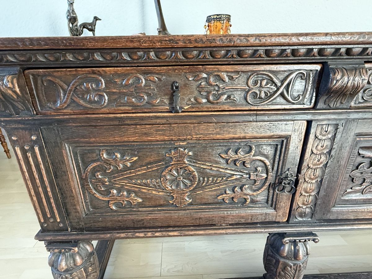 Büffets: Antikes Sideboard aus Eiche im Tudor Stil – Gebraucht aus Binningen von Mbinc 7