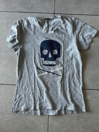 T Shirt SISLEY gris avec crâne cousu gr. S