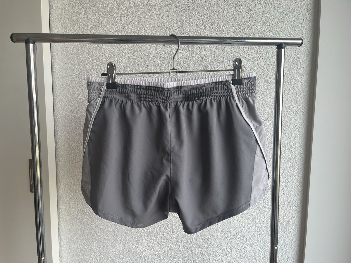 Nike Pantaloni: NIKE Shorts grau Gr. S NP:35-. – Usato da Immensee venduto da Panchi4 2