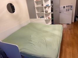 Kinderbett mit Ausziehbettfunktion und Schrank Weiss