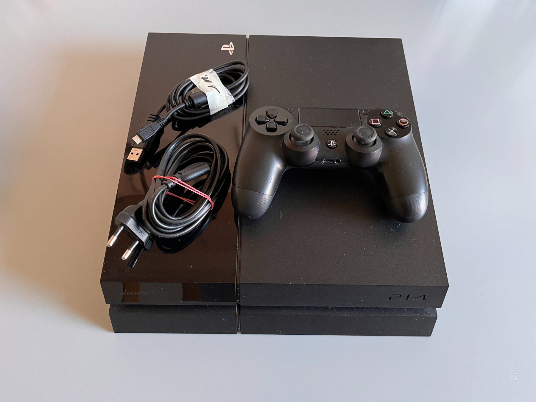 Sony Console: PS4 inkl. Joystick & Spiele – Usato da Bern venduto da PJB