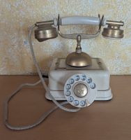 Vintage Wählscheibentelefon im klassischen Landhausstil