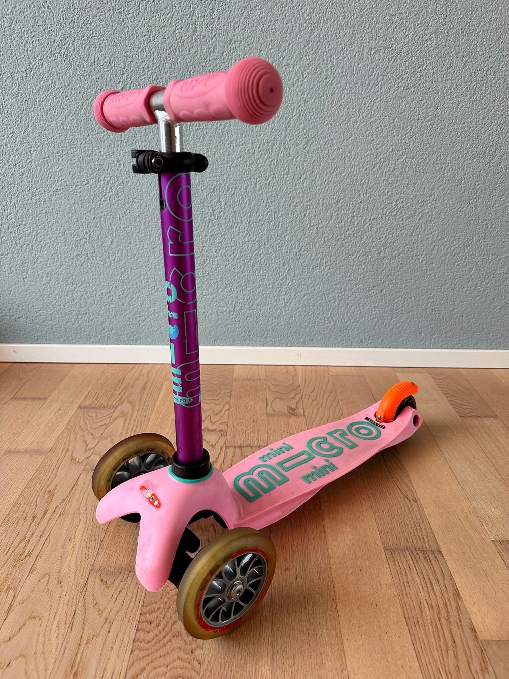 Micro Kickboard: Micro Mini Scooter (pink) – Usato da Winterthur venduto da MiWalse
