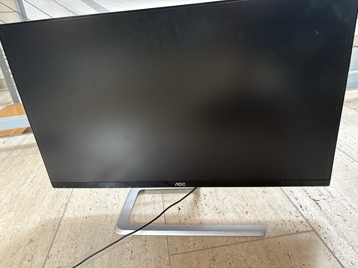AOC Monitore: Monitor AOC schwarz mit Standfuss, gebrauchter Zustand – Gebraucht aus Basel von Marferr