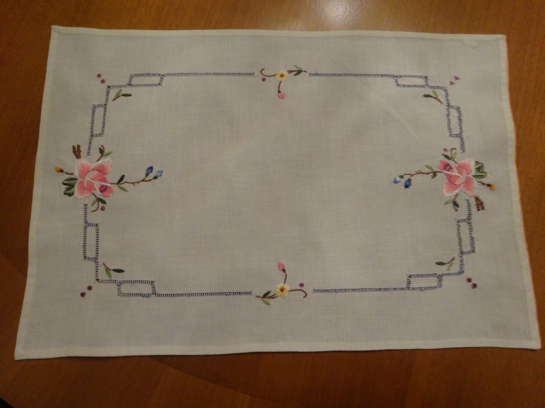 Alle Dekorationen: Napperon avec jolies broderies – Neu und originalverpackt aus Biel/Bienne von milamila02 1