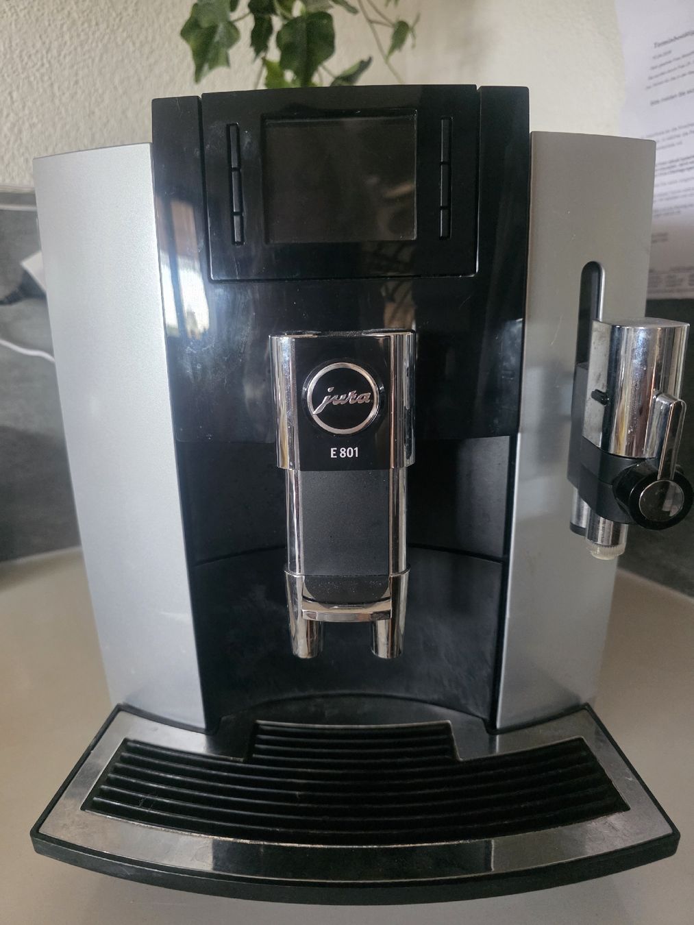 Jura Macchine per caffè & Macchine per espresso: Kaffeevollautomat Jura E801 Platin – Difettoso da Metzerlen venduto da briwoo