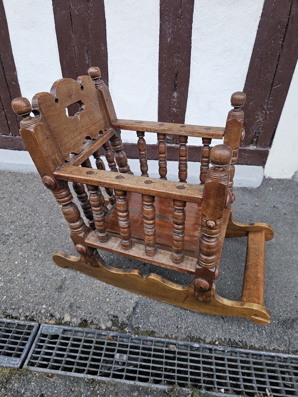 Sedie: kinderstuhl schaukelstuhl antik – Usato da Schwellbrunn venduto da Jaguarpanter 4