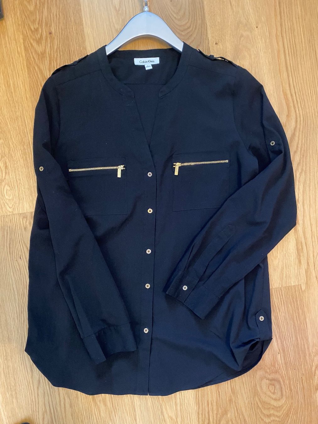 Calvin Klein Chemisiers: Modische Calvin Klein Bluse schwarz Gold – D'occasion à Uetikon am See par ansi2601 1